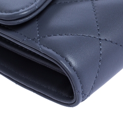 مملوكة مسبقًا محفظة شانيل كلاسيك بقلاب جلد كافيار مبطن ورية