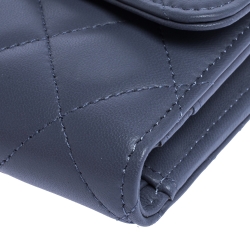 مملوكة مسبقًا محفظة شانيل كلاسيك بقلاب جلد كافيار مبطن ورية