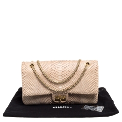 مملوكة مسبقًا حقيبة شانيل قلاب ريشو 2.55 كلاسيك 227 جلد الثعبان بيج ميتاليك