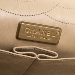 مملوكة مسبقًا حقيبة شانيل قلاب ريشو 2.55 كلاسيك 227 جلد الثعبان بيج ميتاليك