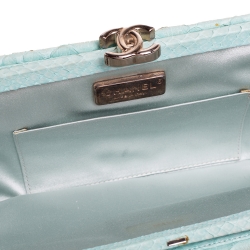 مملوكة مسبقًا Chanel Mint Green Python Clutch