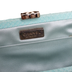 مملوكة مسبقًا Chanel Mint Green Python Clutch