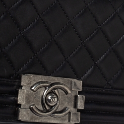 مملوكة مسبقًا Chanel Black Quilted Leather Small Boy Flap Bag