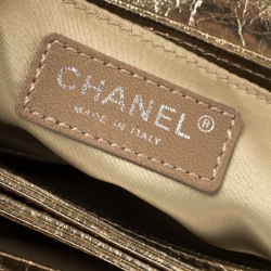 مملوكة مسبقًا Chanel Metallic Gold Crackled Leather Medium Clam's Pocket Flap Bag