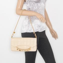 مملوكة مسبقًا Chanel Ivory Chocolate Bar Quilted Shoulder Bag with Charms