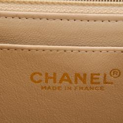مملوكة مسبقًا Chanel Ivory Chocolate Bar Quilted Shoulder Bag with Charms