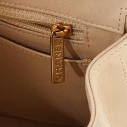 مملوكة مسبقًا Chanel Ivory Chocolate Bar Quilted Shoulder Bag with Charms