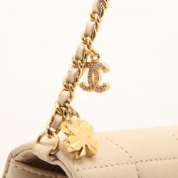 مملوكة مسبقًا Chanel Ivory Chocolate Bar Quilted Shoulder Bag with Charms