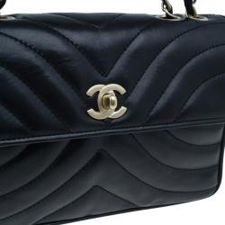 Pre Owned حقيبة شانيل شيفرون سوداء جلد خروف بقلاب