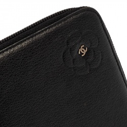 مملوكة مسبقًا Chanel Black Leather CC Camellia Embossed Zip Around Wallet