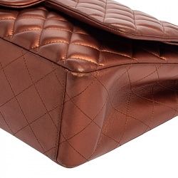 Pre Owned حقيبة شانيل ماكسي كلاسيك قلاب مزدوج جلد مبطن نحاسي ميتاليك