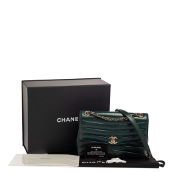 مملوكة مسبقًا Chanel Green Leather Reversed Chevron Flap Bag