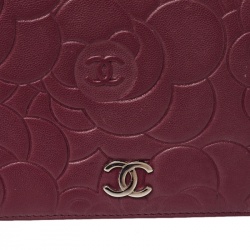 مملوكة مسبقًا Chanel Burgundy Camellia Embossed Leather Bifold Wallet 