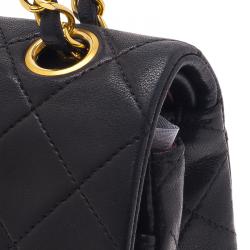 Pre Owned حقيبة شانيل جلد خروف أسود كلاسيكية صغيرة بقلاب مزدوج