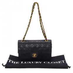 Pre Owned حقيبة شانيل جلد خروف أسود كلاسيكية صغيرة بقلاب مزدوج