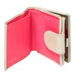 مملوكة مسبقًا Chanel White/Black Quilted Leather Cambon Ligne Wallet