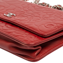 مملوكة مسبقًا Chanel Red Leather Camellia Wallet On Chain