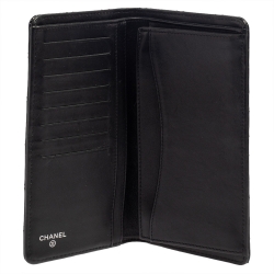 مملوكة مسبقًا Chanel Black Quilted Patent Leather Flap Long Wallet