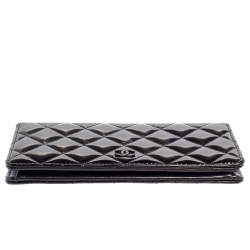 مملوكة مسبقًا Chanel Black Quilted Patent Leather Flap Long Wallet