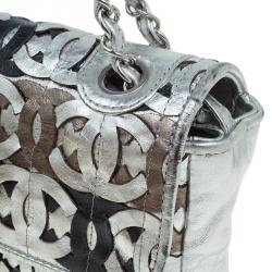 مملوكة مسبقًا Chanel Metallic Silver Leather CC Cutout Flap Handbag
