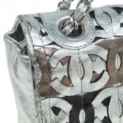 مملوكة مسبقًا Chanel Metallic Silver Leather CC Cutout Flap Handbag
