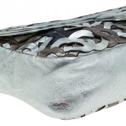 مملوكة مسبقًا Chanel Metallic Silver Leather CC Cutout Flap Handbag