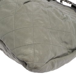 مملوكة مسبقًا حقيبة شانيل إطار شيك جلد مبطن اريدسنت رمادي فاتح