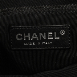 مملوكة مسبقًا حقيبة شانيل إطار شيك جلد مبطن اريدسنت رمادي فاتح