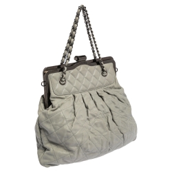 مملوكة مسبقًا حقيبة شانيل إطار شيك جلد مبطن اريدسنت رمادي فاتح