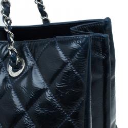 مملوكة مسبقًا حقيبة شانيل لارج غراند شوبر جلد أزرق داكن لامع مجعد XL