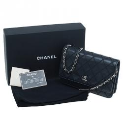 مملوكة مسبقًا محفظة شانيل كلاسيكية بسلسلة جلد مبطن سوداء