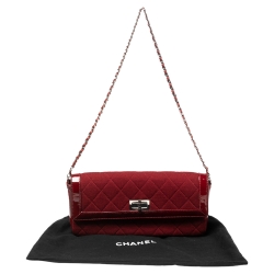 Pre Owned حقيبة كلتش شانيل سلسلة ريإيشو حافة جلد لامع وقماش مبطن أحمر داكن