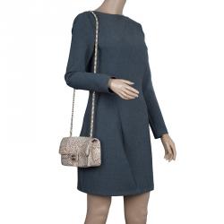 مملوكة مسبقًا حقيبة شانيل قلاب كلاسيك جلد ثعبان ذهبي/ وردي