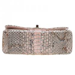 مملوكة مسبقًا حقيبة شانيل قلاب كلاسيك جلد ثعبان ذهبي/ وردي