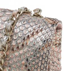 مملوكة مسبقًا حقيبة شانيل قلاب كلاسيك جلد ثعبان ذهبي/ وردي