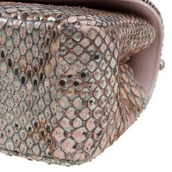 مملوكة مسبقًا حقيبة شانيل قلاب كلاسيك جلد ثعبان ذهبي/ وردي