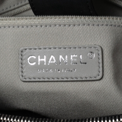 Pre Owned Chanel Black Iridescent Quilted Leather Small Sea Hit Bag