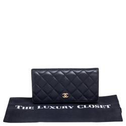 مملوكة مسبقًا محفظة شانيل كونتيننتال ين جلد مبطن أسود
