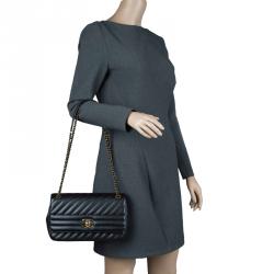 Pre Owned حقيبة شانيل كلاسيك بقلاب جلد مبطن بخطوط مائلة سوداء متوسطة