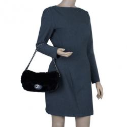 مملوكة مسبقًا حقيبة سهرة كلتش شانيل تايمليس فراء سوداء