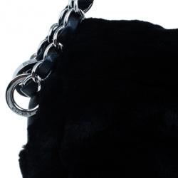 مملوكة مسبقًا حقيبة سهرة كلتش شانيل تايمليس فراء سوداء