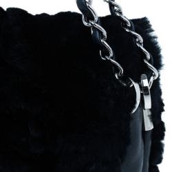 مملوكة مسبقًا حقيبة سهرة كلتش شانيل تايمليس فراء سوداء