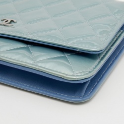 مملوكة مسبقًا محفظة بسلسلة شانيل كلاسيك جلد مبطن أزرق
