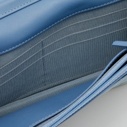 مملوكة مسبقًا محفظة بسلسلة شانيل كلاسيك جلد مبطن أزرق