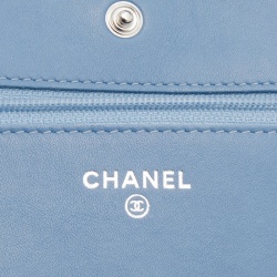 مملوكة مسبقًا محفظة بسلسلة شانيل كلاسيك جلد مبطن أزرق