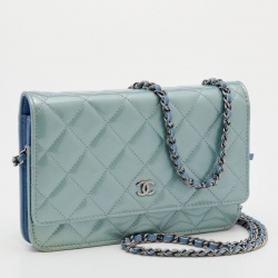 مملوكة مسبقًا محفظة بسلسلة شانيل كلاسيك جلد مبطن أزرق