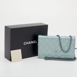 مملوكة مسبقًا محفظة بسلسلة شانيل كلاسيك جلد مبطن أزرق