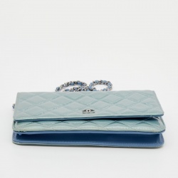 مملوكة مسبقًا محفظة بسلسلة شانيل كلاسيك جلد مبطن أزرق