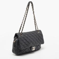 مملوكة مسبقًا حقيبة شانيل إيزي جلد كافيار مبطن أسود بقلاب كبيرة