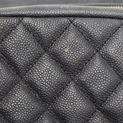 مملوكة مسبقًا حقيبة شانيل إيزي جلد كافيار مبطن أسود بقلاب كبيرة